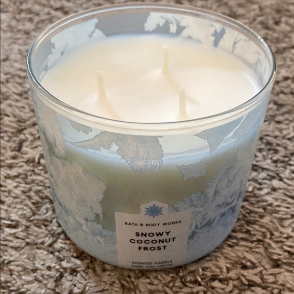 Bath & Body Works Snowy Coconut Frost Candle - Blue - Picture 2 of 3
